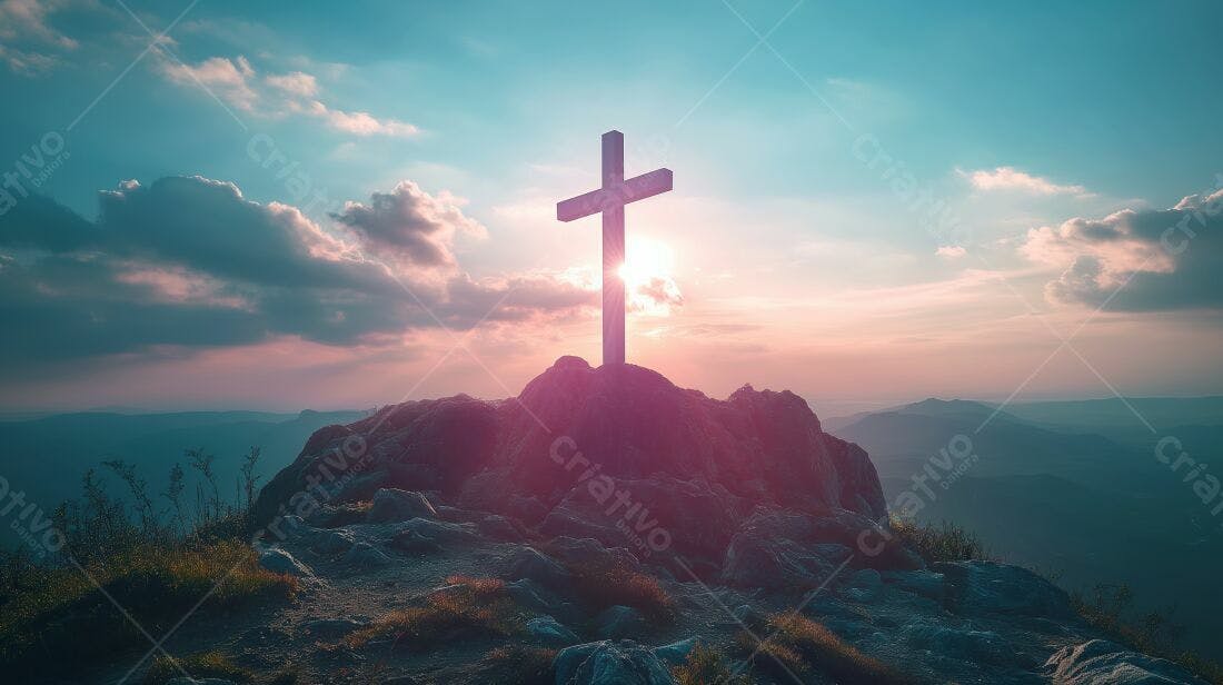 Cruz no topo da montanha ao pôr do sol