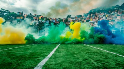 Imagem De Fundo De Campo De Futebol Na Favela Com Fumaça Colorida 12