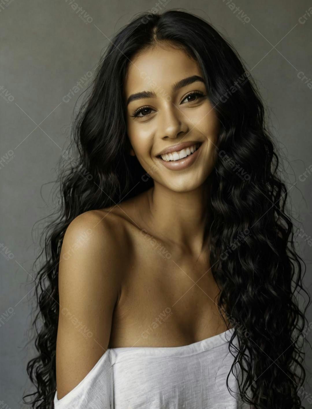 Modelo com cabelos cacheados sorrindo