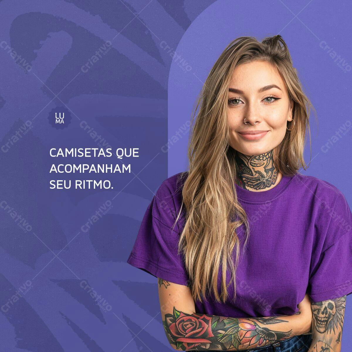 Mockup Camiseta Roxa com Tatuagens PSD Editável