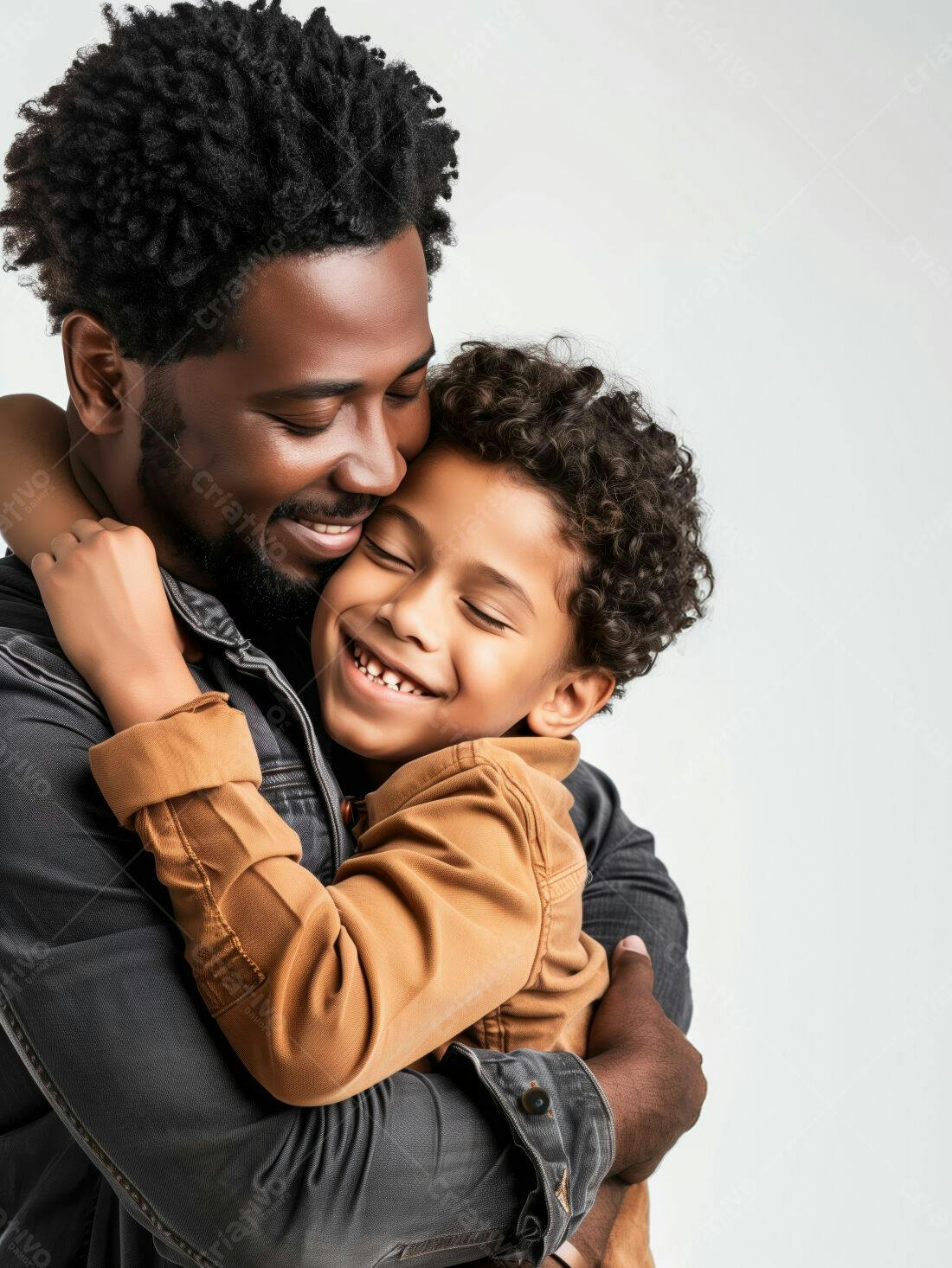 Pai e filho abraçados sorrindo fundo branco