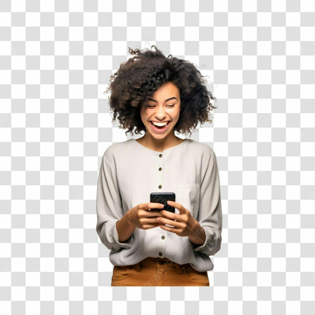 Imagem PNG mulher negra feliz celular fundo transparente