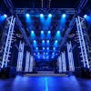 Palco de show estruturas de metal luzes azul realista 4k background