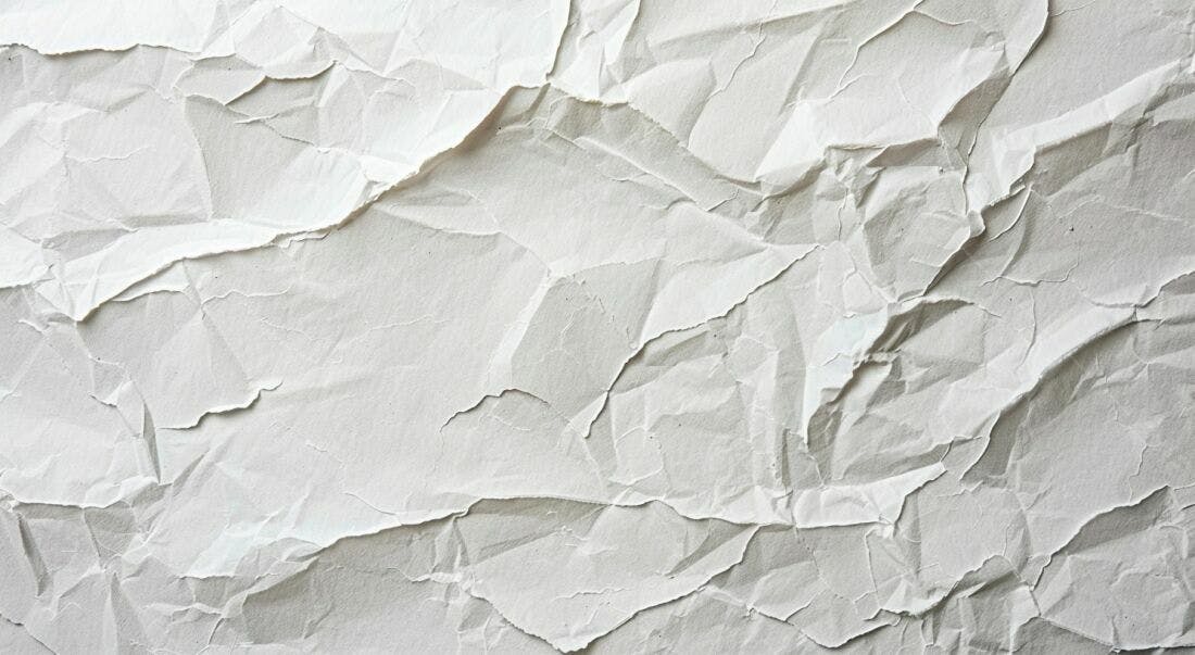 Papel amassado textura fundo branco