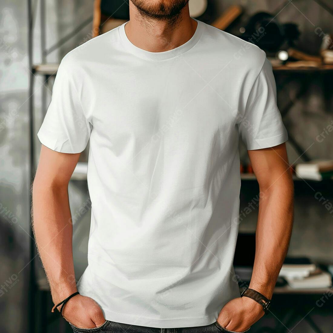 Modelo usando camiseta branca algodão