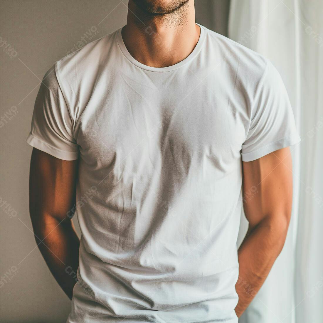 Homem vestindo camiseta branca