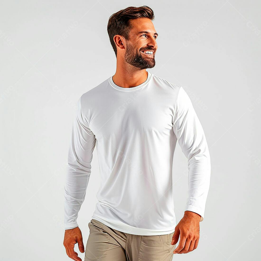 Homem sorrindo usando camiseta branca manga comprida