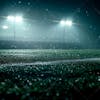 Campo de futebol cheio de neblina e partículas de poeira