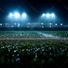 Campo de futebol cheio de neblina e partículas de poeira