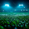 Campo de futebol cheio de neblina e partículas de poeira