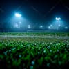 Campo de futebol cheio de neblina e partículas de poeira