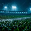 Campo de futebol cheio de neblina e partículas de poeira