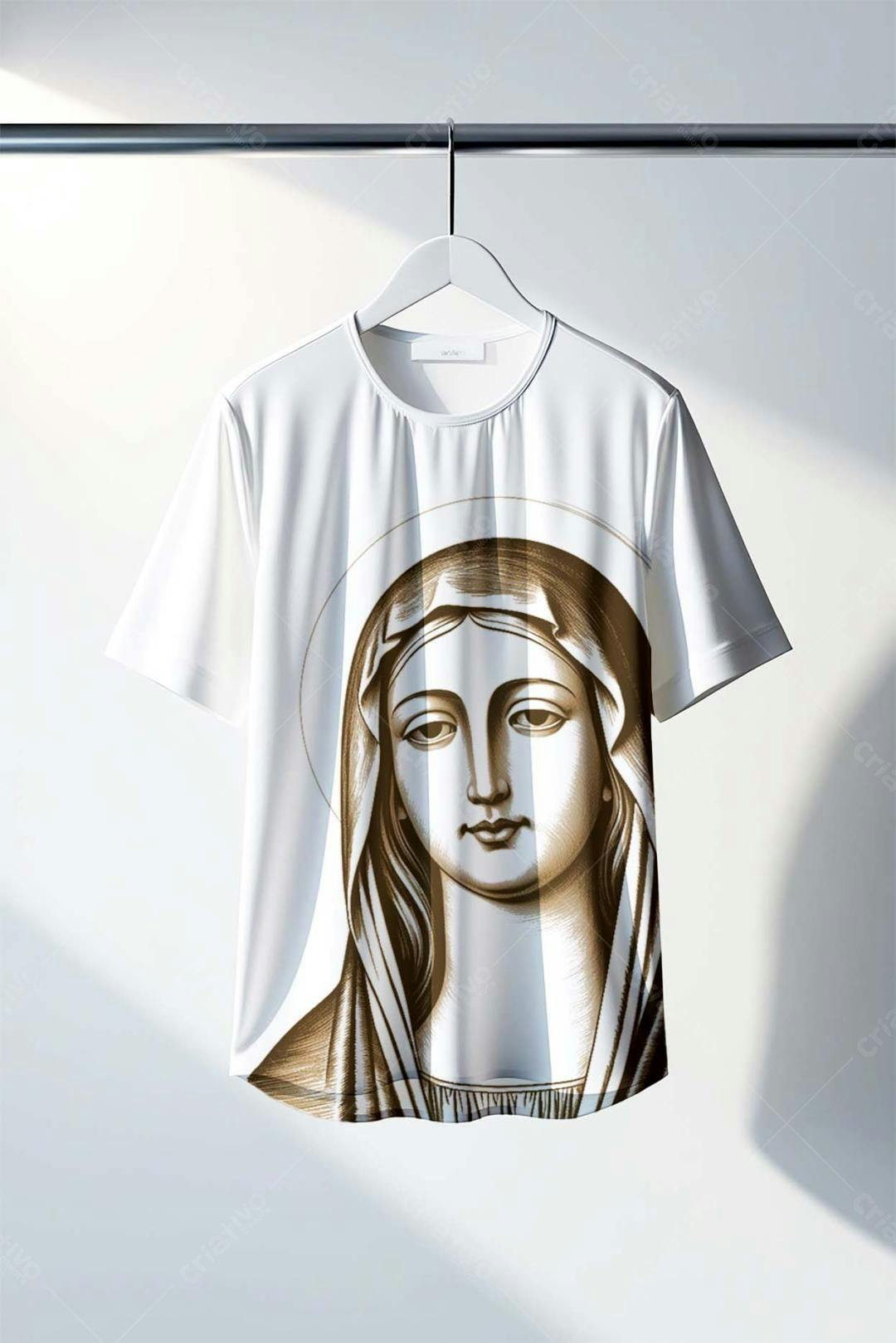 Mockup Camiseta Branca com Estampa de Virgem Maria em Tons Marrom