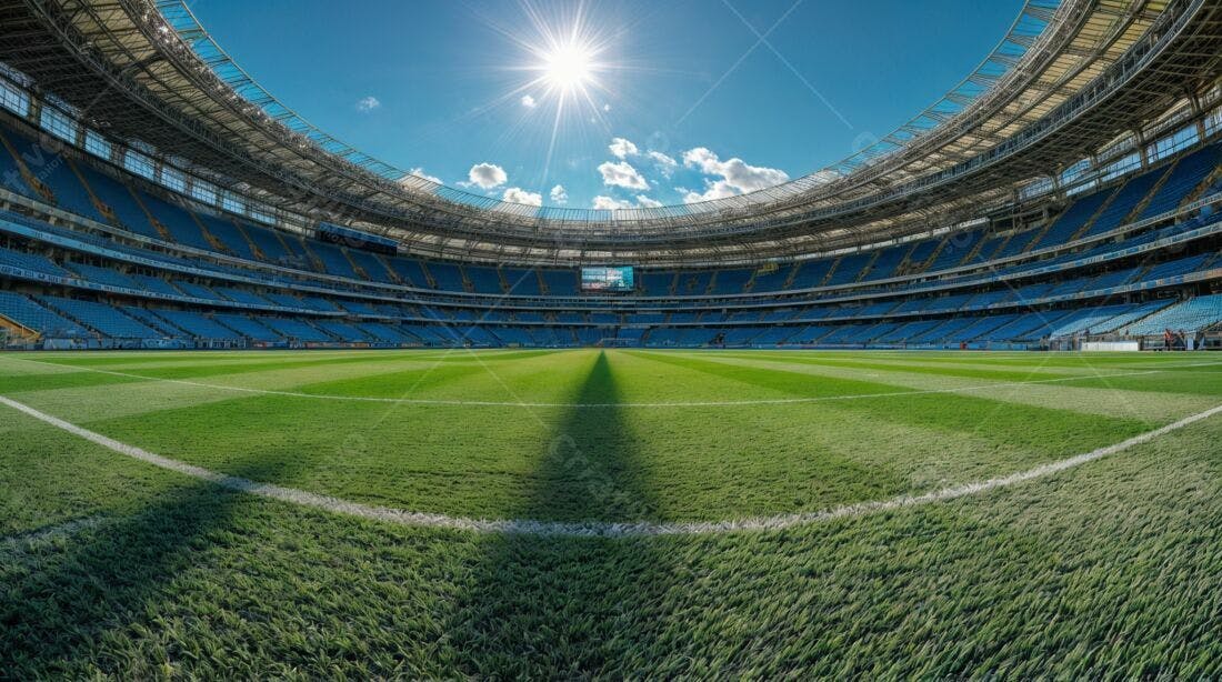 Estádio de futebol vazio sob sol brilhante