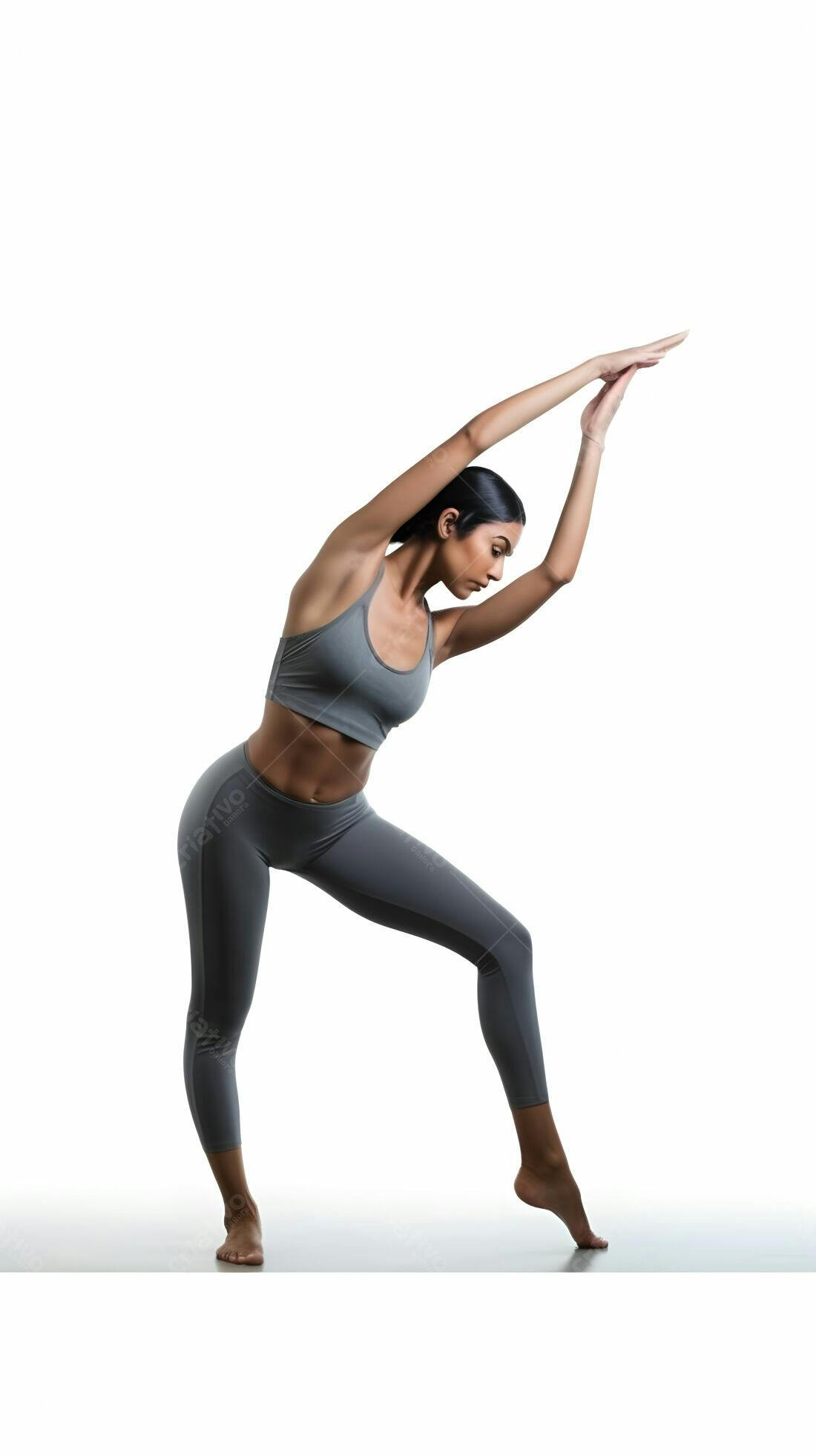 Mulher praticando yoga em fundo branco