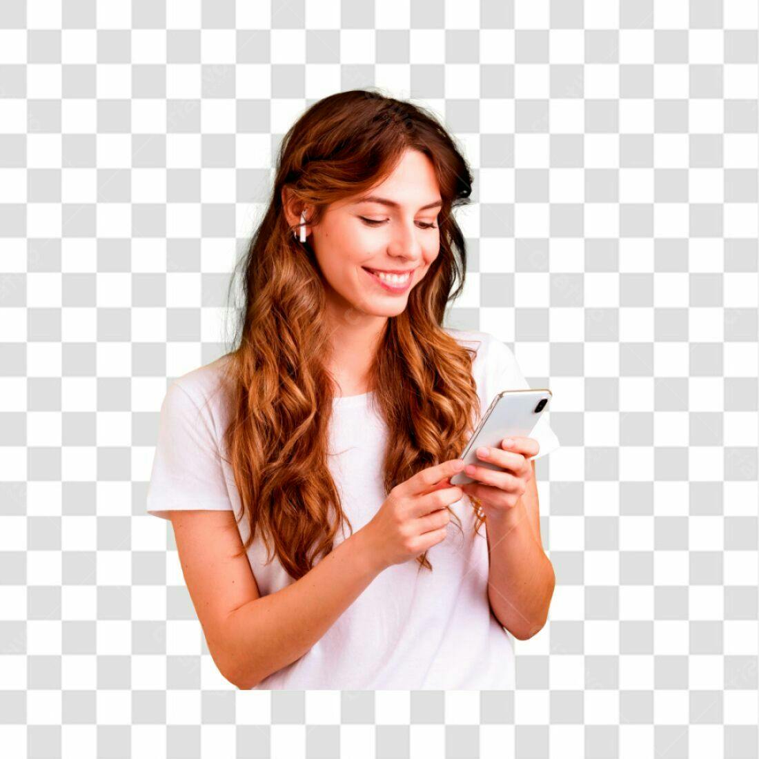 Imagem PNG Mulher usando celular com fundo transparente