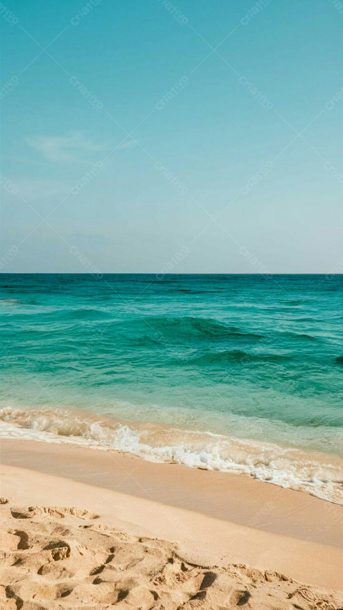 Praia tropical com areia clara e mar turquesa