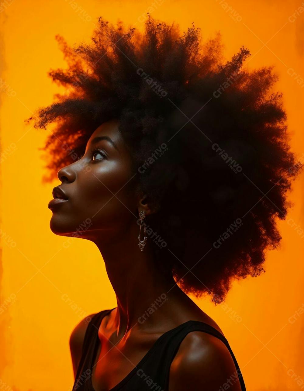 Mulher Afro De Lado Olhando Para Cima Em Fundo Degradê Laranja No Tema Consciência Negra