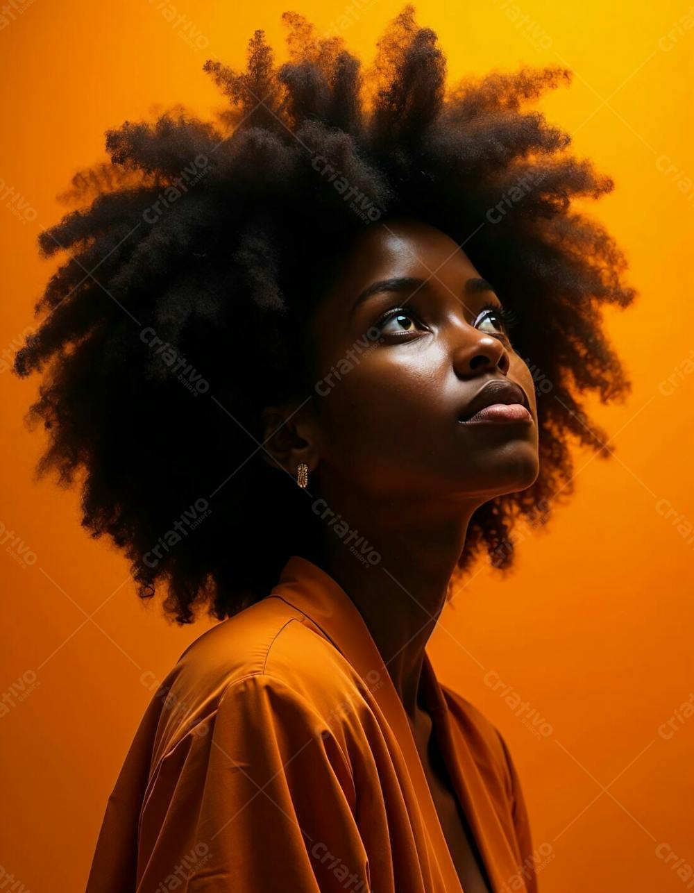 Mulher Afro De Lado Olhando Para Cima De Vestia Laranja Em Fundo Degradê Laranja No Tema Consciência Negra