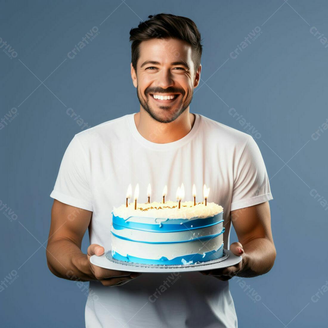 Homem sorridente segurando bolo de aniversário