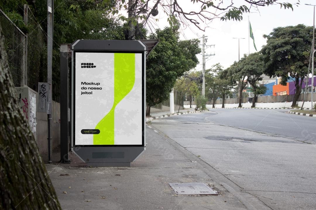 Mockup de Outdoor Moderno com Cores Vibrantes em Ambiente Urbano