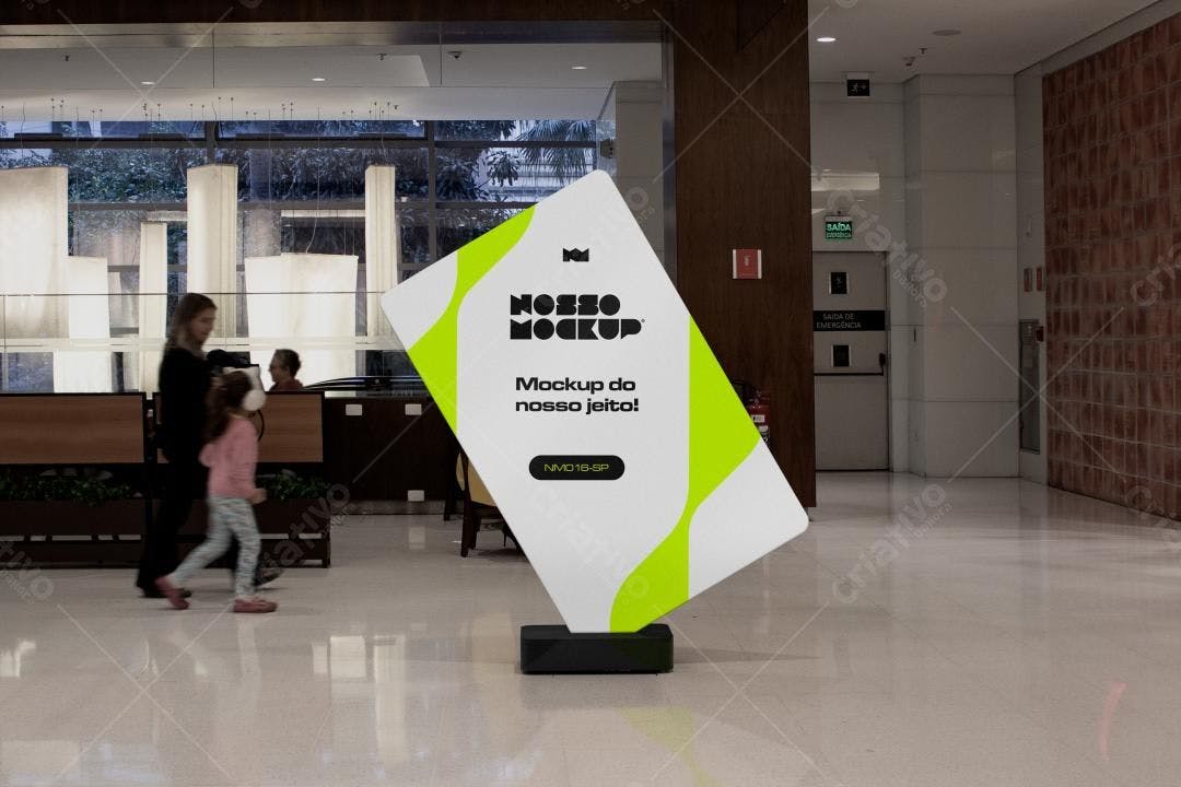 Mockup de Totem Publicitário Moderno em Shopping