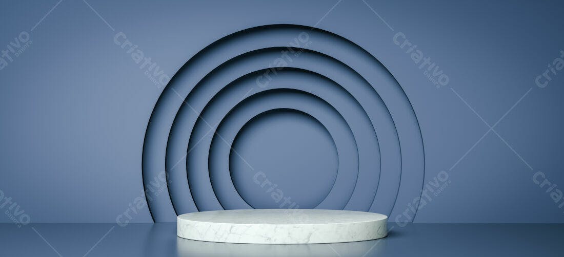 Pedestal de mármore em fundo azul