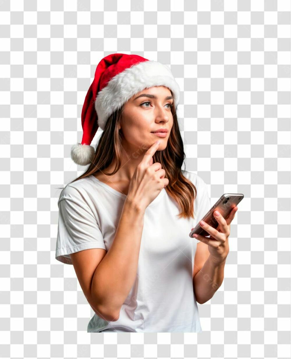 Linda Mulher Com Gorro De Papai Noel, De Camiseta Branca, Segura O Queixo E Pensa Sobre A Oferta On Line Do Celular, Desvia O Olhar E Contempla Algo