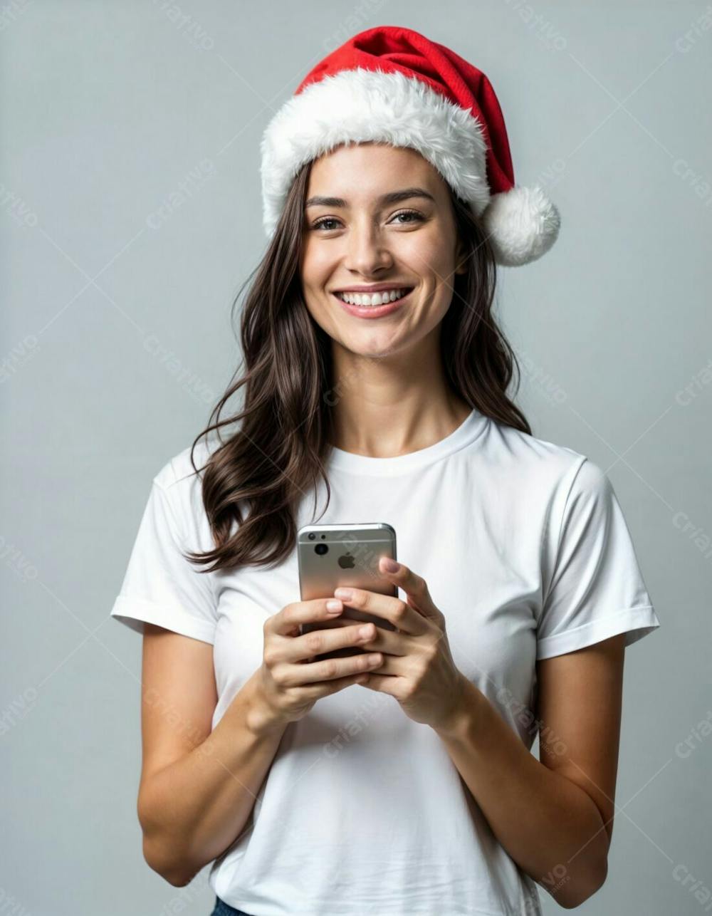 Mulher Morena Usa Celular De Camiseta Branca Com Gorro De Papai Noel Isolado Sobre Fundo Cinza