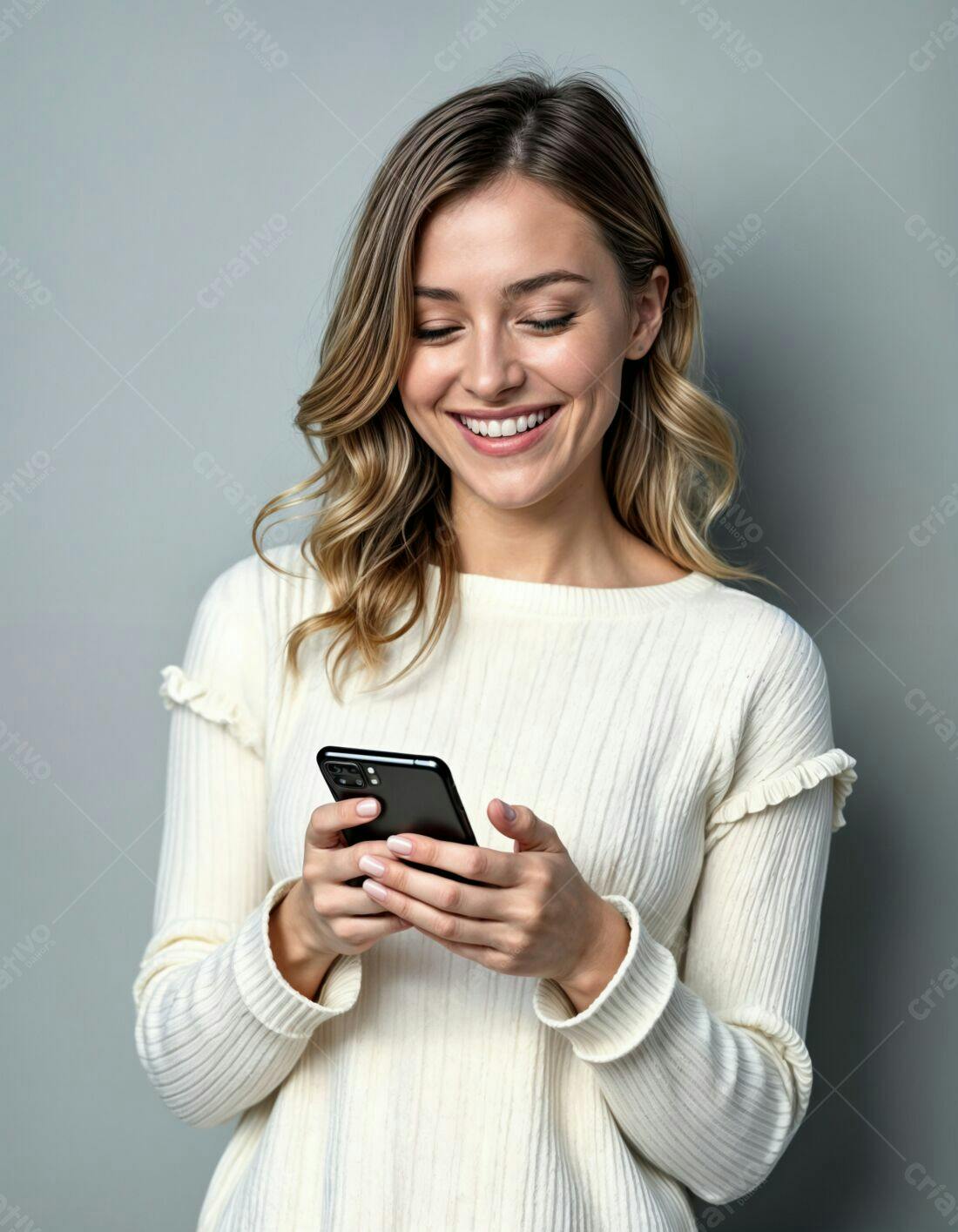 Mulher feliz usando celular fundo cinza