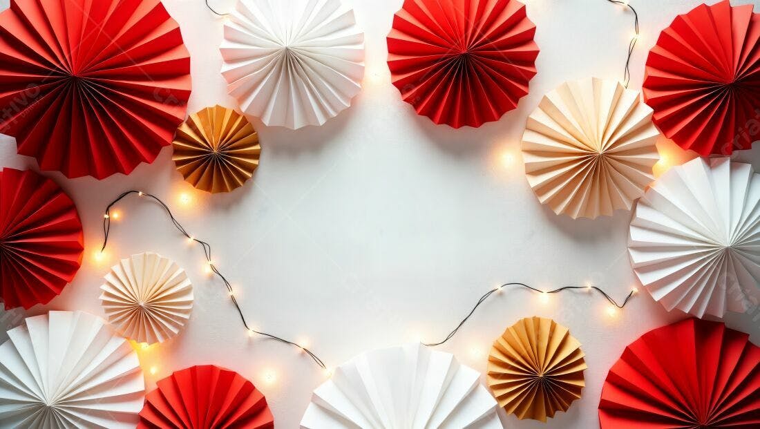 Decoração natalina com papel vermelho branco e dourado
