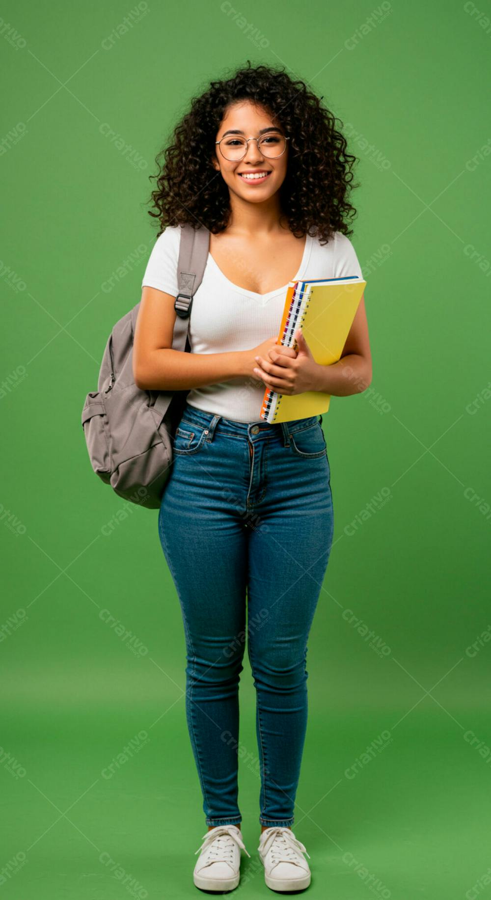 Imagem De Mulher Estudante Cacheada Sorridente Camisa Branca E Calça Jeans Azul Fundo Solido Verde Mochila Nas Costas Segurando Livros Nas Mãos Psd Editável