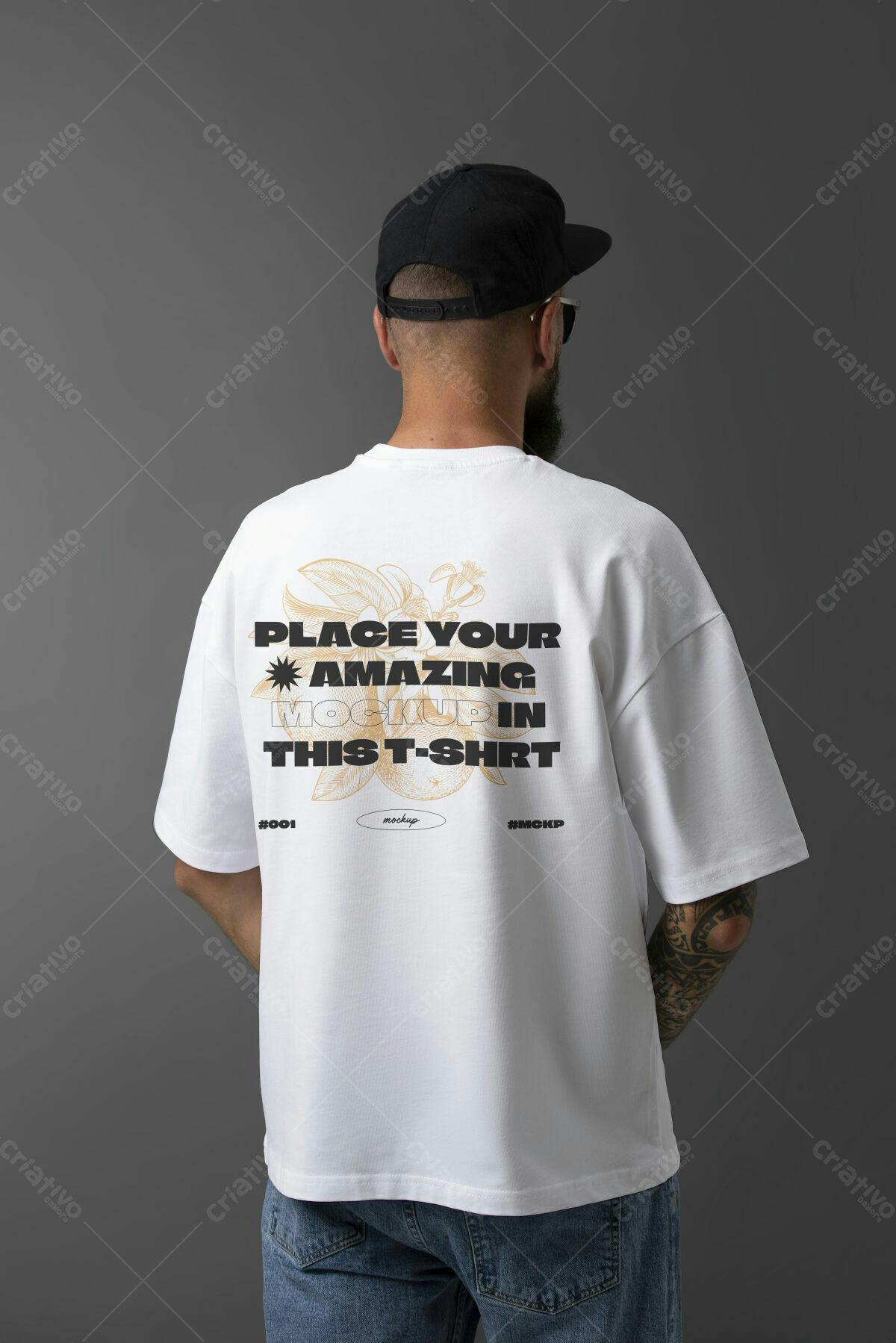Mockup Camiseta Branca com Desenho Botânico PSD Editável