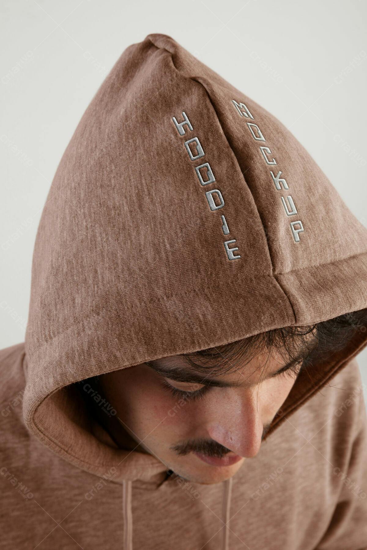 Mockup de Moletom Marrom PSD Editável