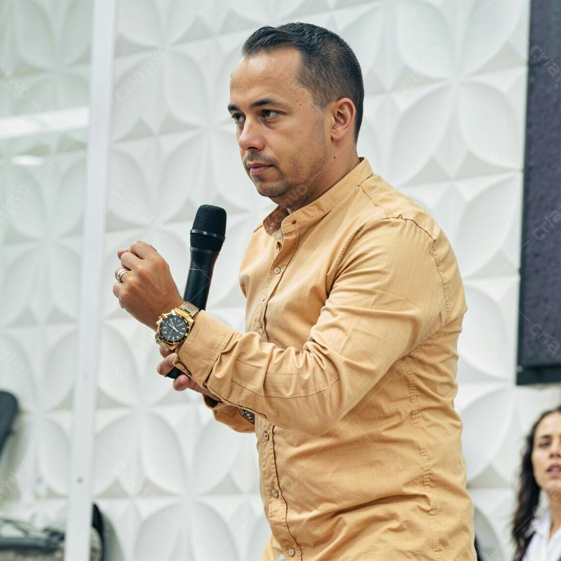 Homem palestrando com microfone evento