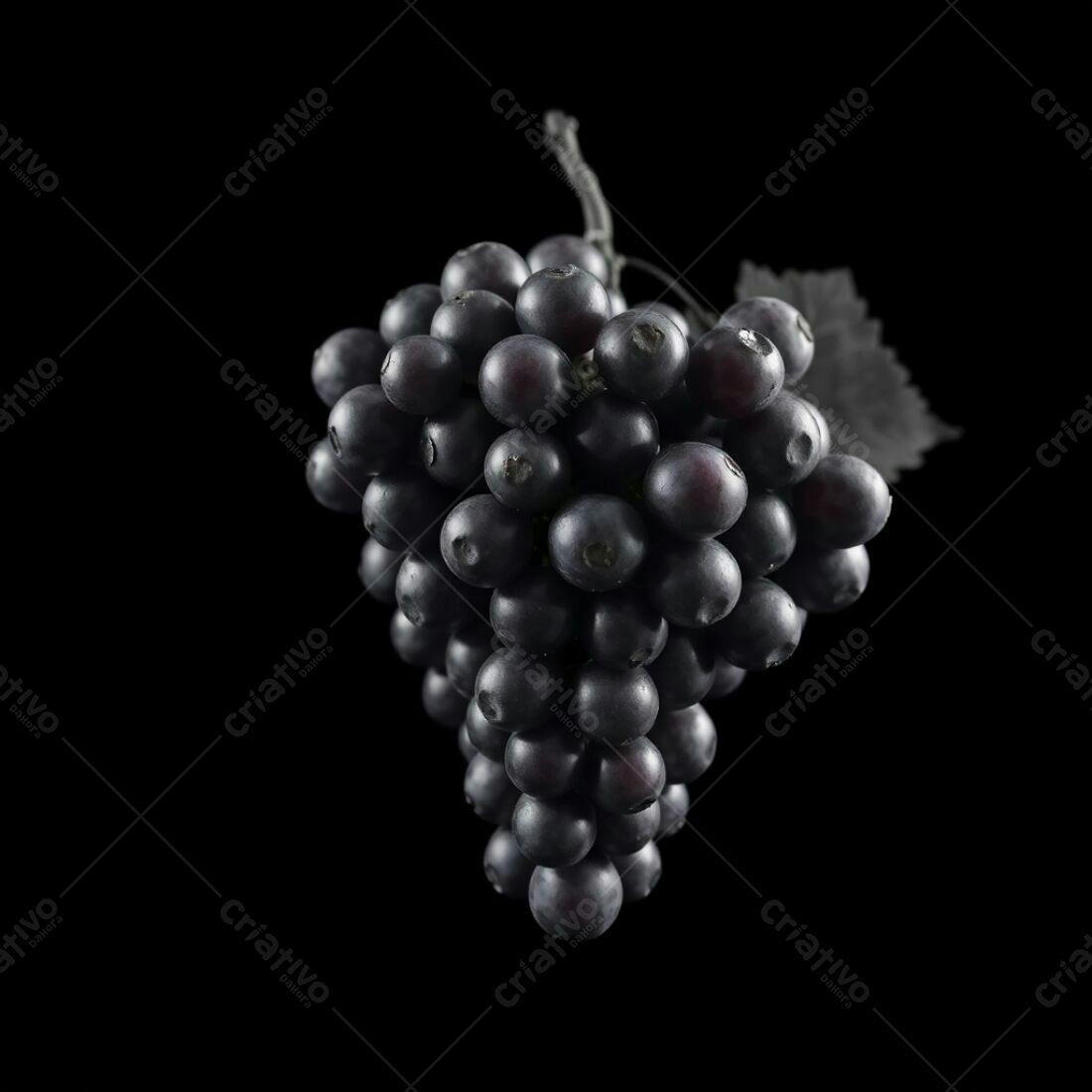 Uvas pretas em fundo preto