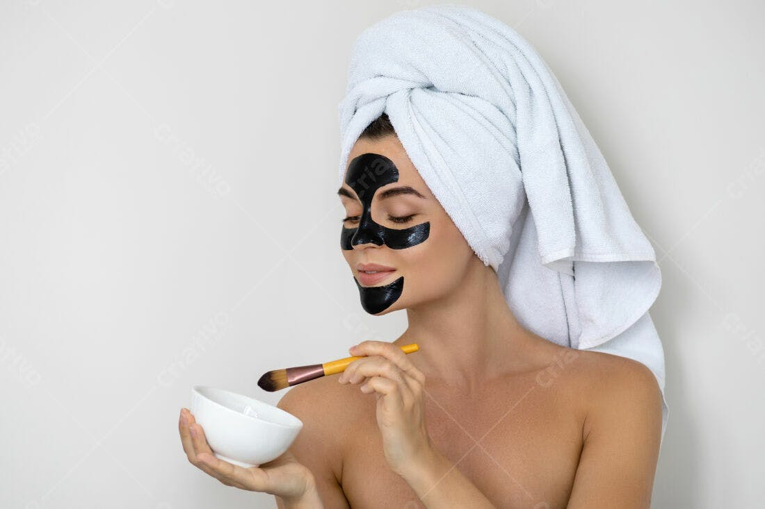 Máscara facial de carvão mulher cabelo molhado