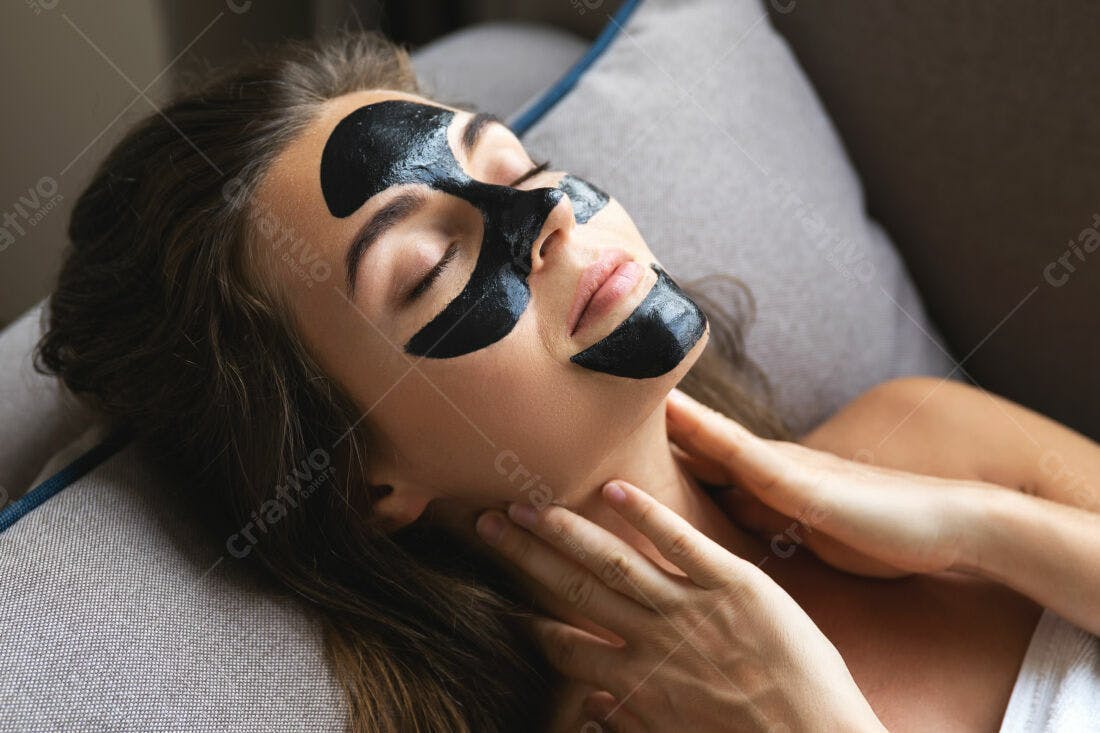 Mulher usando máscara facial preta relaxante