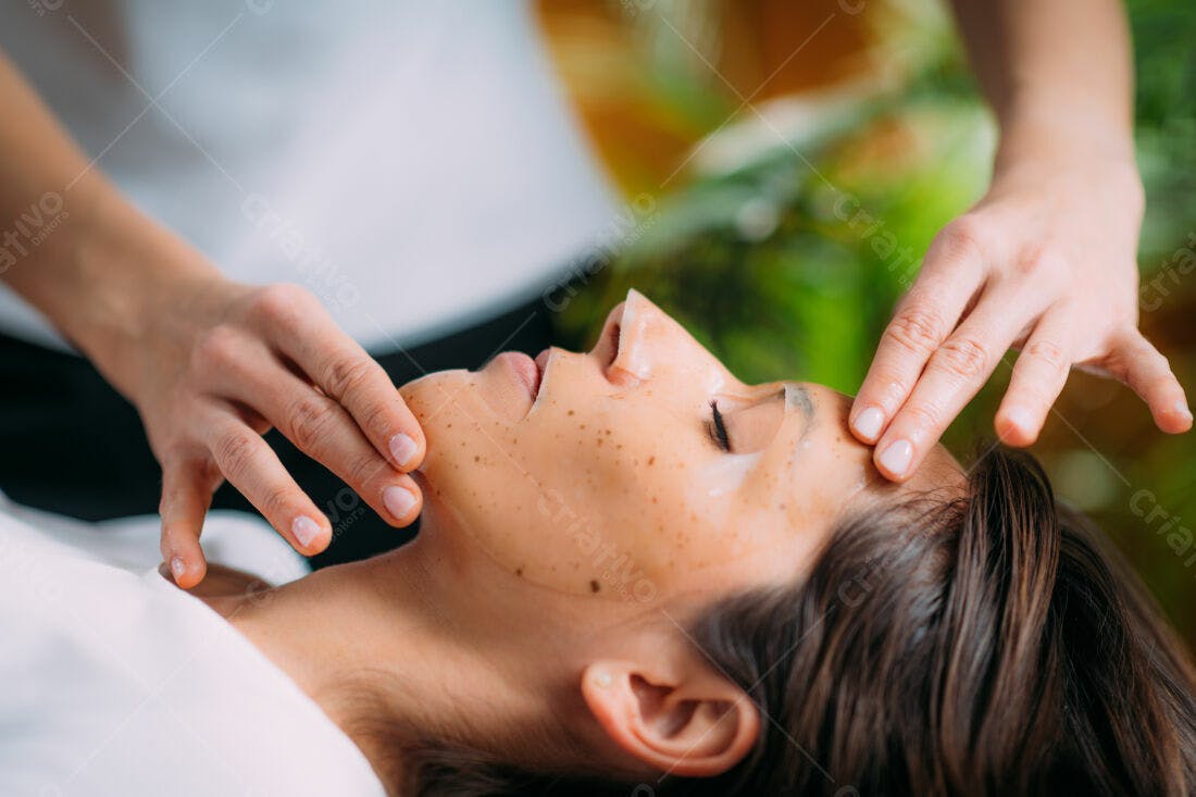 Tratamento facial com máscara de argila