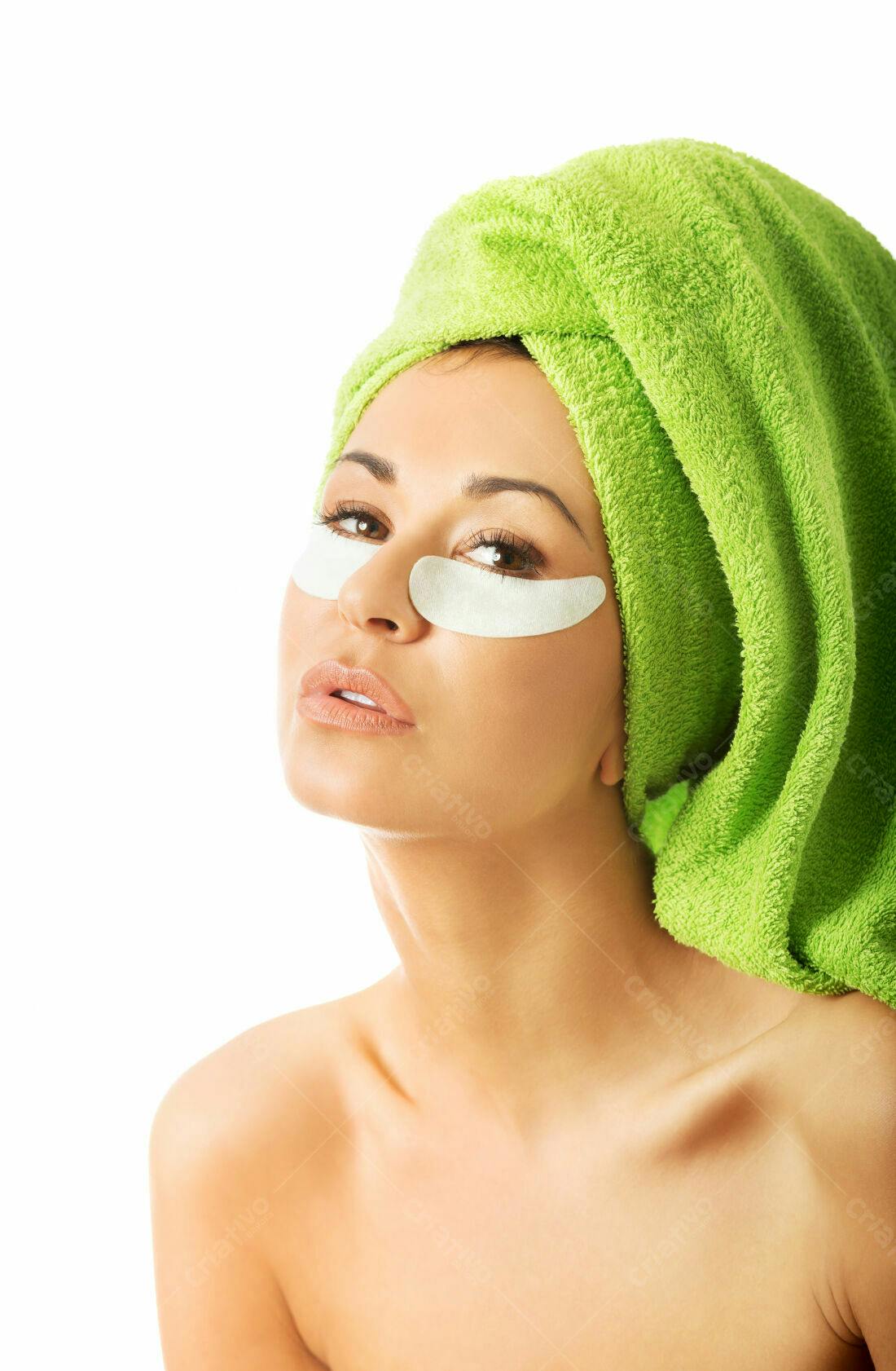 Mulher usando máscara facial para olhos