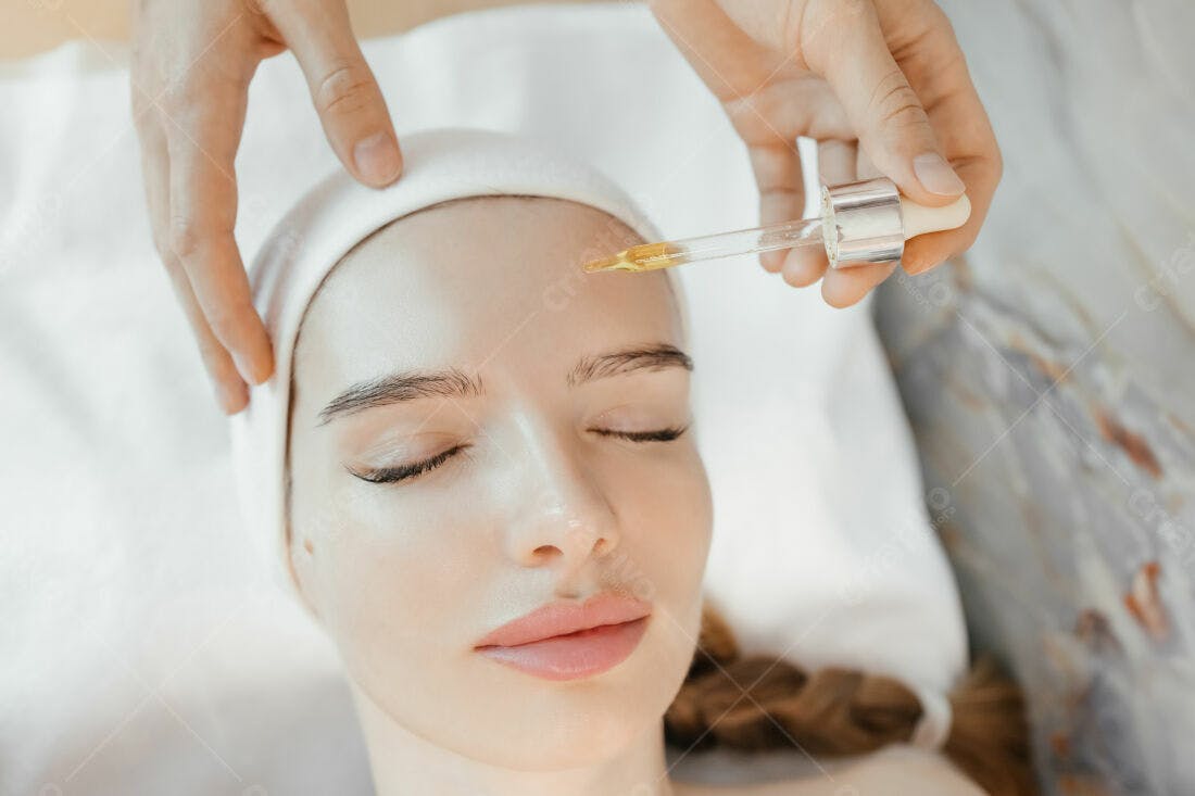 Aplicação de óleo facial em spa