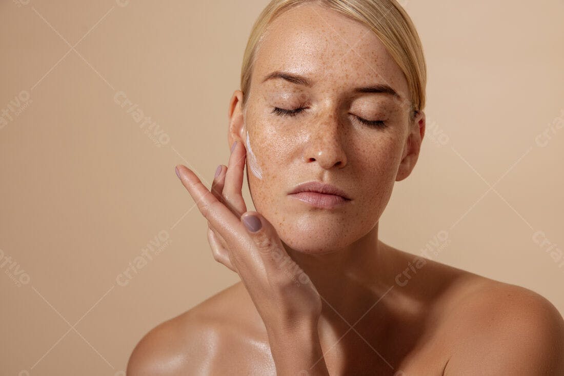 Mulher aplicando creme facial pele clara