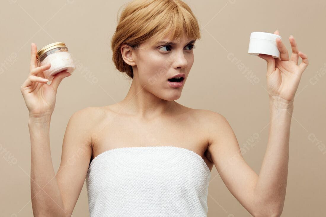 Mulher comparando cremes de beleza