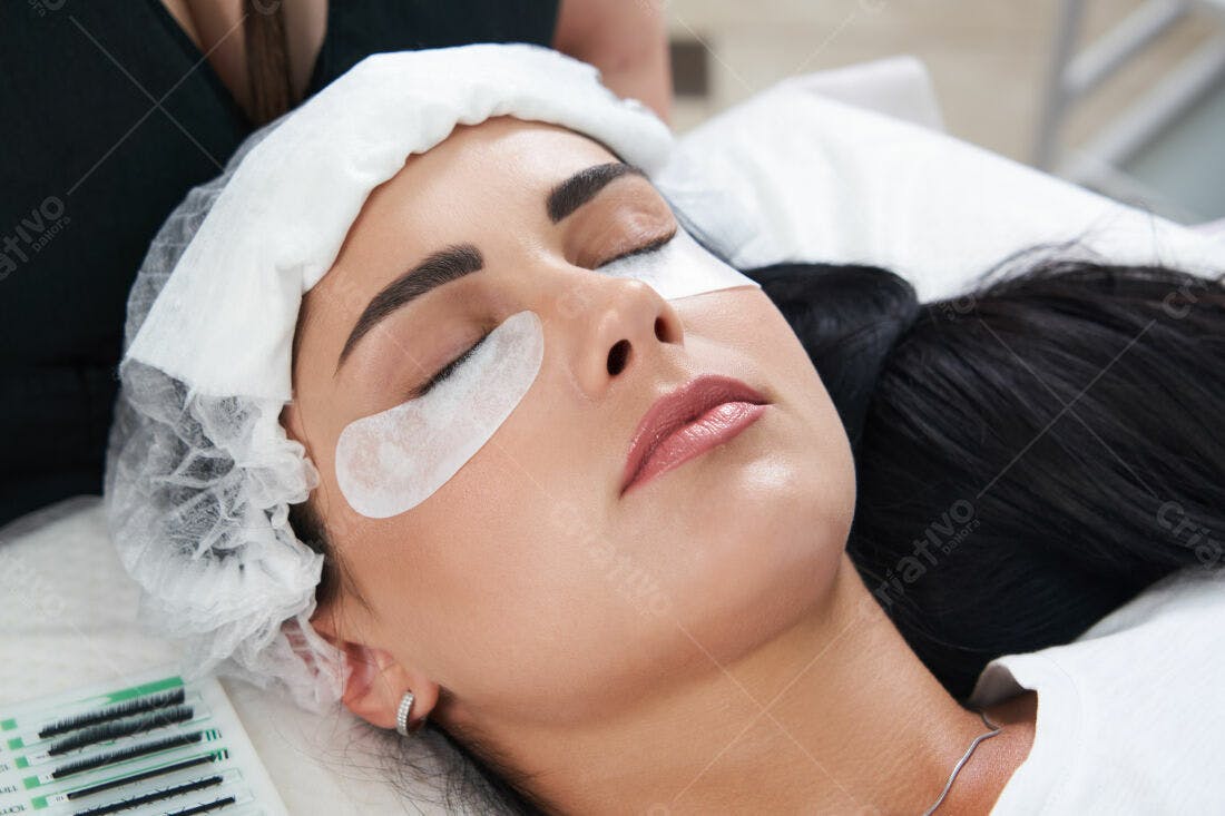 Aplicação de cílios mulher relaxada