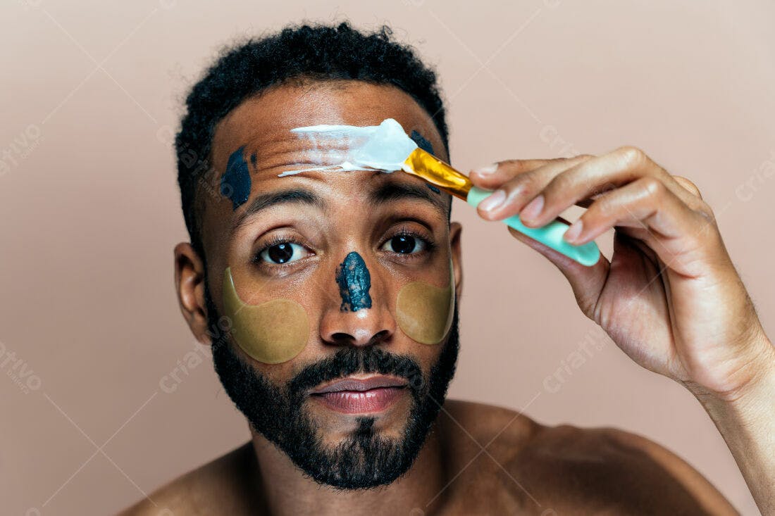 Homem aplica máscara facial com pincel