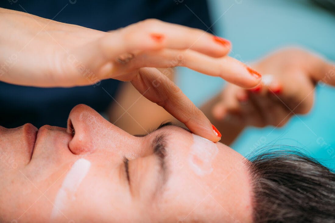 Tratamento facial homem recebendo creme