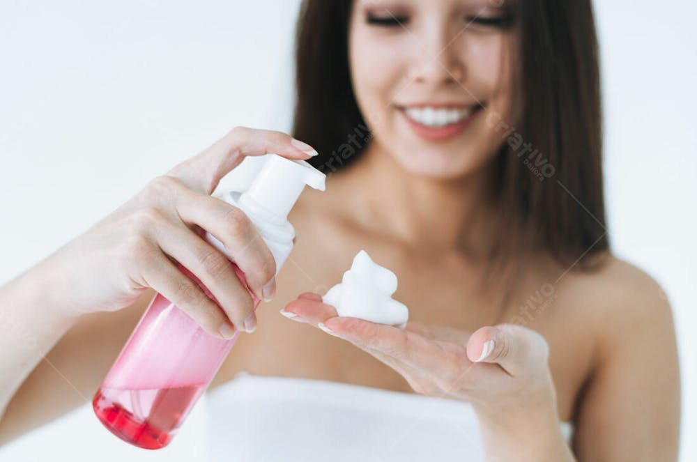 Close Up Retrato Jovem Mulher Asiática Com Espuma Cosmética Lavando As Mãos Fundo Branco