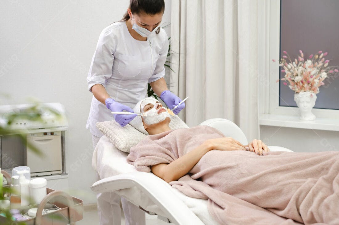 Tratamento facial máscara branca salão beleza