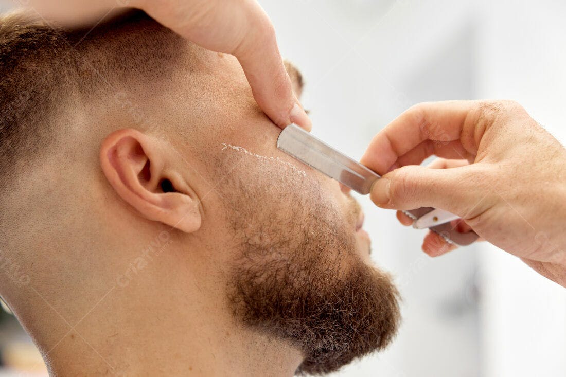 Barba sendo aparada com navalha