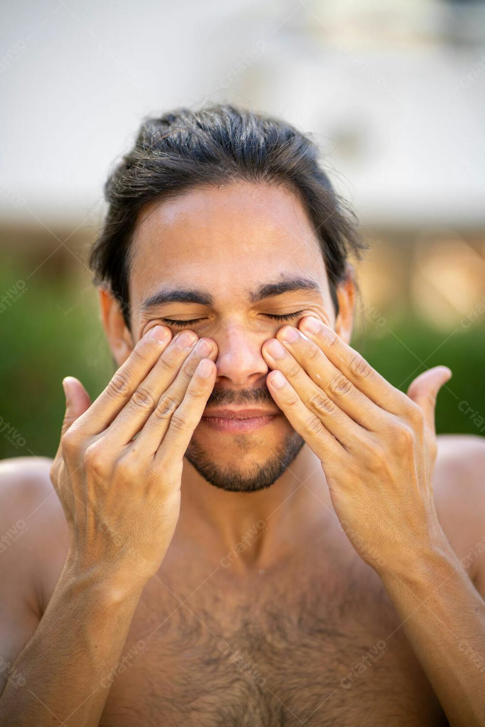 Fechar Retrato De Homem Sem Camisa Colocando Se Proteção Solar